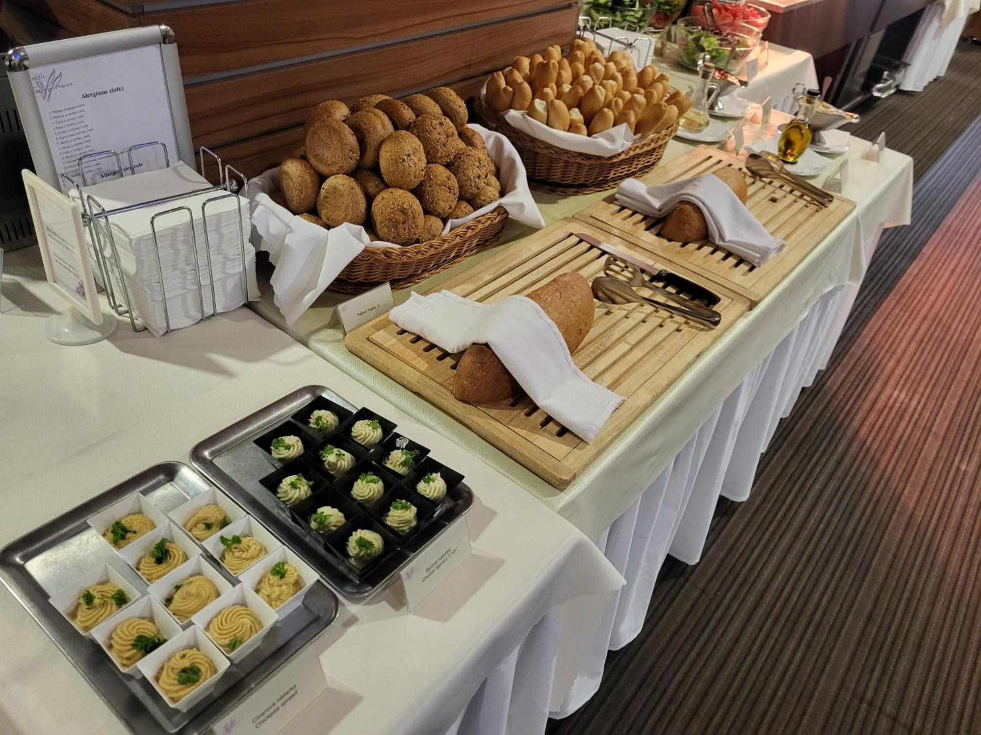 Hotel Saffron Bratislava Luaran gambar