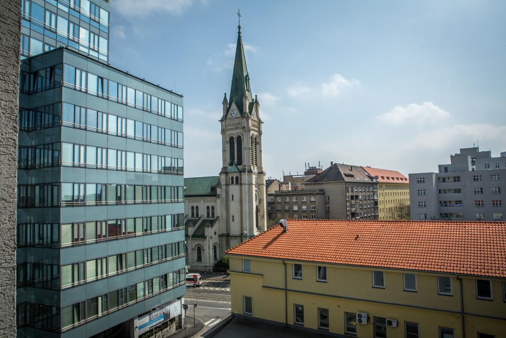 Hotel Saffron Bratislava Luaran gambar