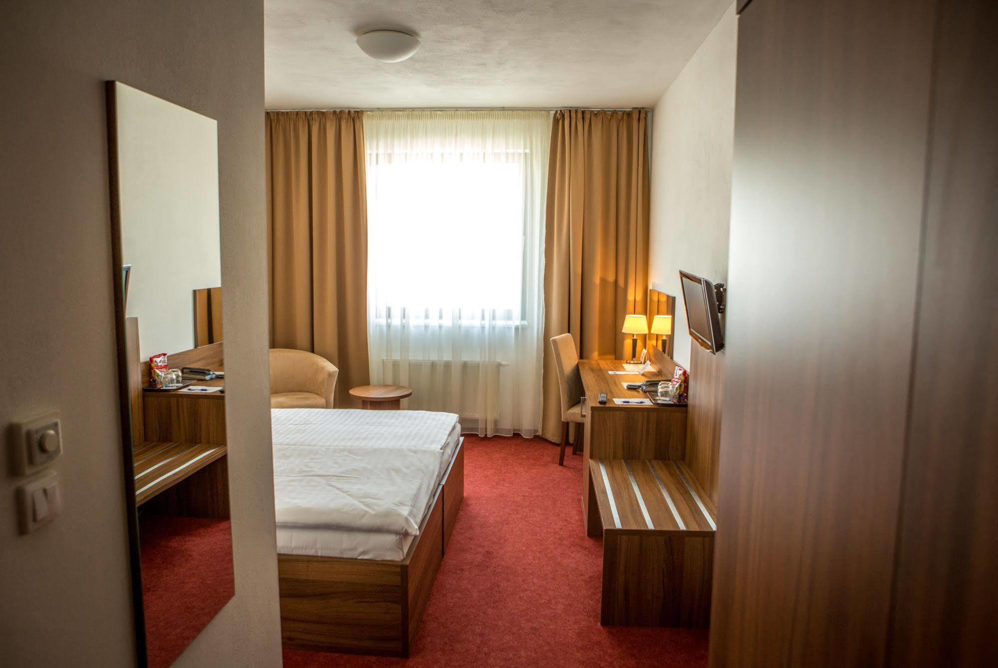Hotel Saffron Bratislava Luaran gambar